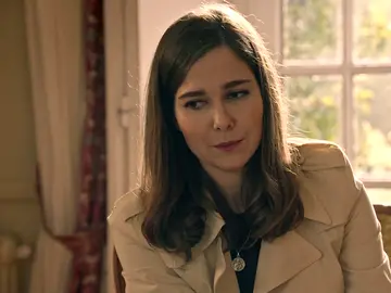 Begoña descubre que entre Marta y Fina podría existir algo más que una simple amistad, ¿revelará su secreto? Begoña descubre que entre Marta y Fina podría existir algo más que una simple amistad, ¿revelará su secreto?