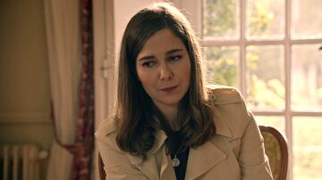 Begoña descubre que entre Marta y Fina podría existir algo más que una simple amistad, ¿revelará su secreto? 