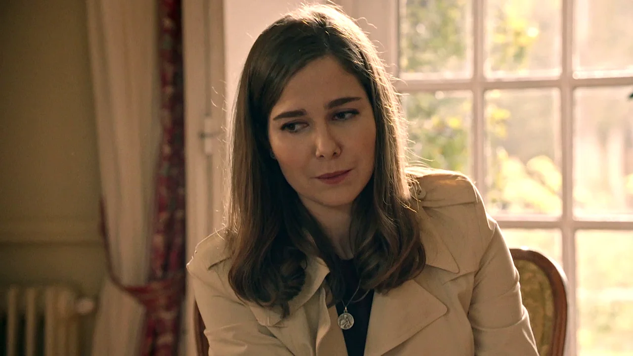 Begoña descubre que entre Marta y Fina podría existir algo más que una simple amistad, ¿revelará su secreto?