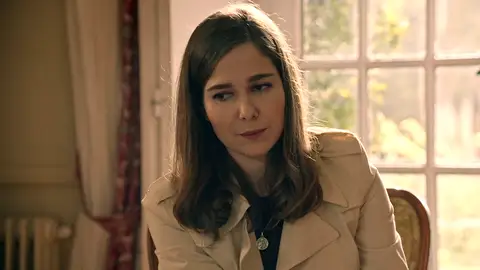 Begoña descubre que entre Marta y Fina podría existir algo más que una simple amistad, ¿revelará su secreto? Begoña descubre que entre Marta y Fina podría existir algo más que una simple amistad, ¿revelará su secreto?