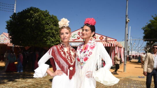 Teresa Andr&eacute;s Gonzalvo y Marta Lozano en la Feria de Abril