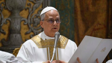 El papa León XIV en la primera misa en la Capilla Sixtina