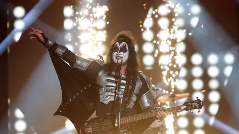 ¡Bertín Osborne se desmelena! El cantante arrasa con su explosiva imitación de Kiss con ‘Rock and roll all nite’ ¡Bertín Osborne se desmelena! El cantante arrasa con su explosiva imitación de Kiss con ‘Rock and roll all nite’