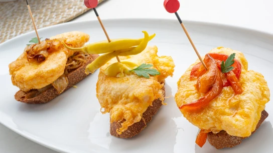 Montaditos de merluza, un aperitivo muy fácil de elaborar, de Karlos Arguiñano Montaditos de merluza, un aperitivo muy fácil de elaborar, de Karlos Arguiñano