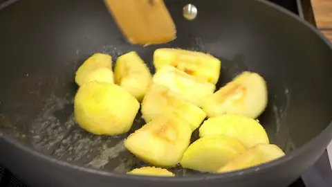 Agrega los gajos de manzana y cocínalos a fuego medio Agrega los gajos de manzana y cocínalos a fuego medio
