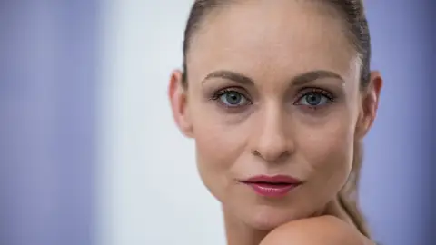 Mujer con ojeras con bolsas Mujer con ojeras con bolsas