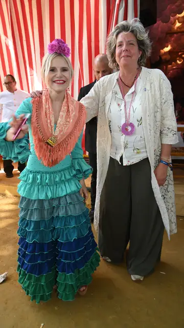 Eugenia Martínez de Irujo y Simoneta Gómez Acebo, en la Feria de Abril Eugenia Martínez de Irujo y Simoneta Gómez Acebo, en la Feria de Abril