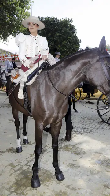 Gloria Camila, a caballo en la Feria de Abril de Sevilla Gloria Camila, a caballo en la Feria de Abril de Sevilla