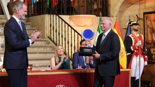 Josep Borrell recibe el Premio Europeo Carlos V de manos del rey Felipe VI Josep Borrell recibe el Premio Europeo Carlos V de manos del rey Felipe VI