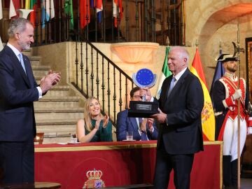 Josep Borrell recibe el Premio Europeo Carlos V de manos del rey Felipe VI