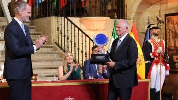 Josep Borrell recibe el Premio Europeo Carlos V de manos del rey Felipe VI