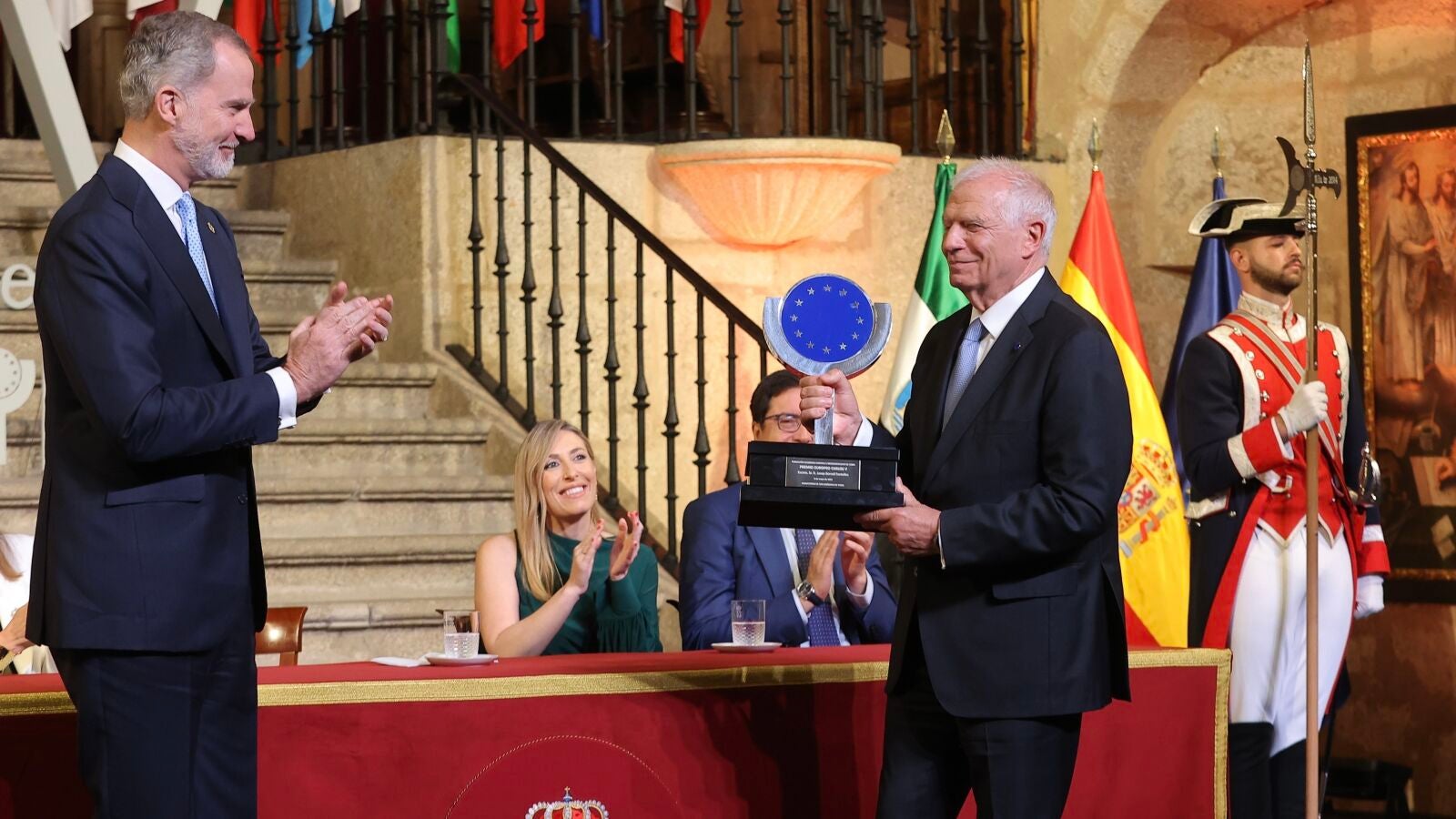 Josep Borrell recibe el Premio Europeo Carlos V a manos del rey Felipe VI