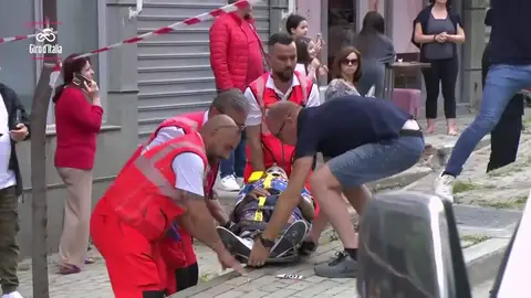 Mikel Landa, trasladado en camilla Mikel Landa, trasladado en camilla