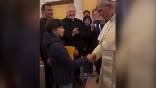 Imagen del papa Le&oacute;n XIV firmando una Biblia.