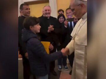 Imagen del papa León XIV firmando una Biblia.