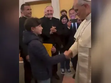 Imagen del papa León XIV firmando una Biblia. Imagen del papa León XIV firmando una Biblia.