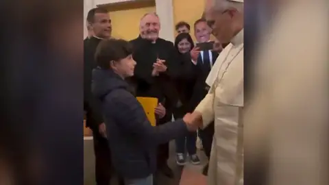 Imagen del papa León XIV firmando una Biblia. Imagen del papa León XIV firmando una Biblia.