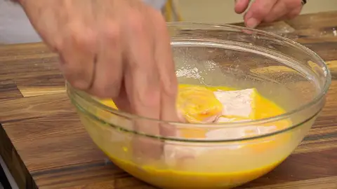 Reboza los trozos de pescado con harina y huevo batido Reboza los trozos de pescado con harina y huevo batido