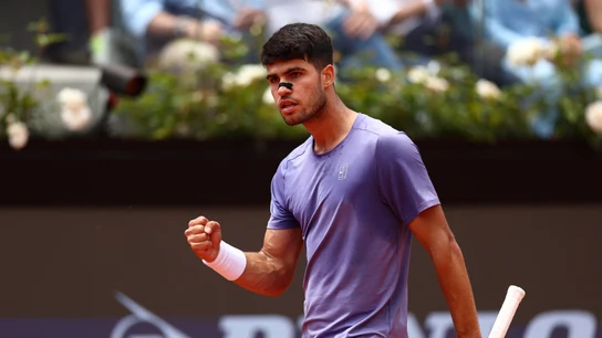 Carlos Alcaraz celebra un punto ante Dusan Lajovic en Roma Carlos Alcaraz celebra un punto ante Dusan Lajovic en Roma