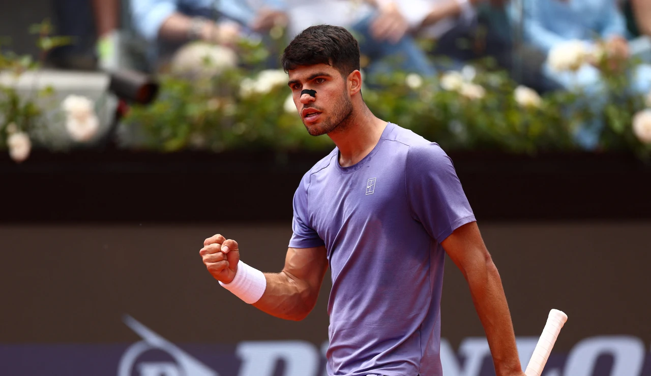 Carlos Alcaraz celebra un punto ante Dusan Lajovic en Roma