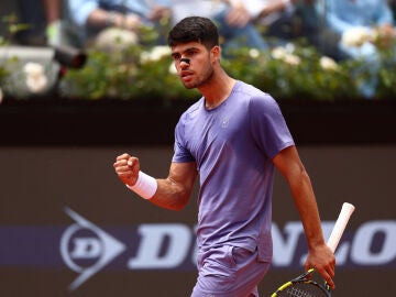 Carlos Alcaraz celebra un punto ante Dusan Lajovic en Roma Carlos Alcaraz celebra un punto ante Dusan Lajovic en Roma