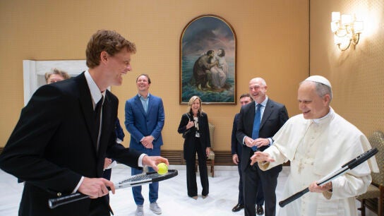 Jannik Sinner bromea con el papa Le&oacute;n XIV