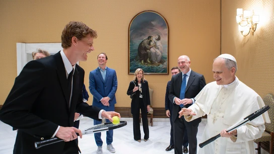 Jannik Sinner bromea con el papa León XIV Jannik Sinner bromea con el papa León XIV