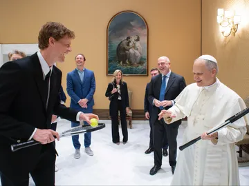 Jannik Sinner bromea con el papa León XIV Jannik Sinner bromea con el papa León XIV