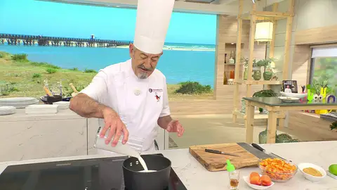 Pon la leche en un cazo y caliéntala a fuego suave Pon la leche en un cazo y caliéntala a fuego suave