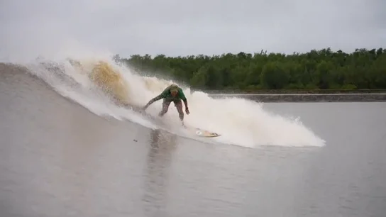 Serginho Laus, el surfista que domó la 'Pororoca': "Es como un tsunami amazónico" Serginho Laus, el surfista que domó la 'Pororoca': "Es como un tsunami amazónico"