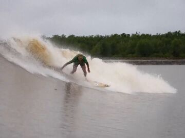 Serginho Laus, el surfista que domó la 'Pororoca': "Es como un tsunami amazónico" Serginho Laus, el surfista que domó la 'Pororoca': "Es como un tsunami amazónico"