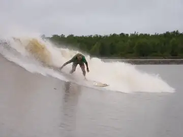 Serginho Laus, el surfista que domó la 'Pororoca': "Es como un tsunami amazónico" Serginho Laus, el surfista que domó la 'Pororoca': "Es como un tsunami amazónico"