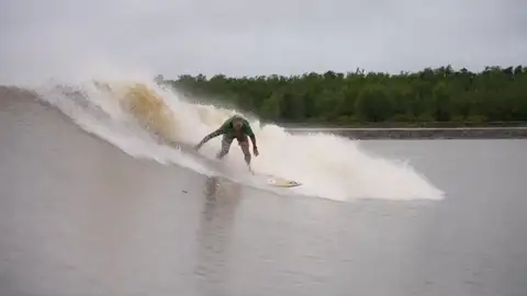 Serginho Laus, el surfista que domó la 'Pororoca': "Es como un tsunami amazónico" Serginho Laus, el surfista que domó la 'Pororoca': "Es como un tsunami amazónico"