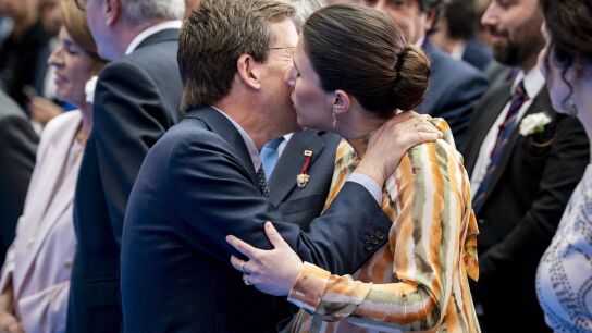 Almeida besando a su mujer, Teresa Urquijo