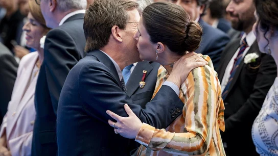 Almeida besando a su mujer, Teresa Urquijo Almeida besando a su mujer, Teresa Urquijo