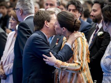 Almeida besando a su mujer, Teresa Urquijo