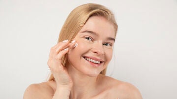 Mujer aplicándose cosmético