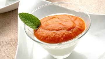 Cuajada con crema de albaricoque, un postre fácil y rápido de Karlos Arguiñano