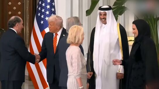 Saludo entre Gal&aacute;n y Trump