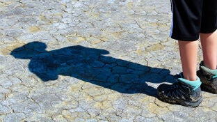 Imagen de archivo de la sombra de un ni&ntilde;o en el suelo