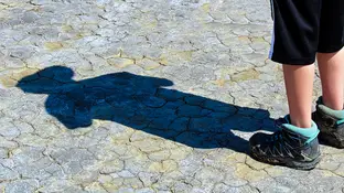 Imagen de archivo de la sombra de un niño en el suelo Imagen de archivo de la sombra de un niño en el suelo