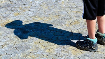Imagen de archivo de la sombra de un niño en el suelo