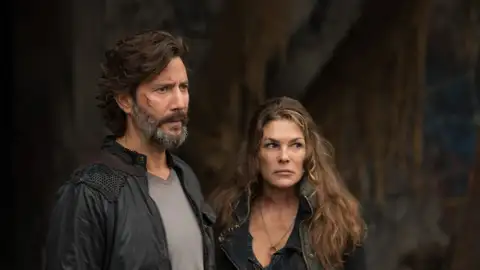 Henry Ian Cusick y Page Turco en The 100 Henry Ian Cusick y Page Turco en The 100