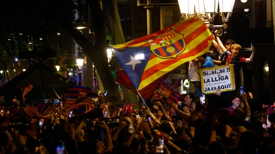Aficionados del Barcelona celebran LaLiga en Canaletas Aficionados del Barcelona celebran LaLiga en Canaletas