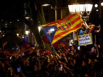 Aficionados del Barcelona celebran LaLiga en Canaletas