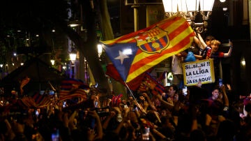 Aficionados del Barcelona celebran LaLiga en Canaletas