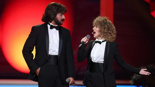 ¡Pelos de punta! Melani y Jorge Fernández se transforman en Pimpinela con ‘Dímelo delante de ella’ ¡Pelos de punta! Melani y Jorge Fernández se transforman en Pimpinela con ‘Dímelo delante de ella’