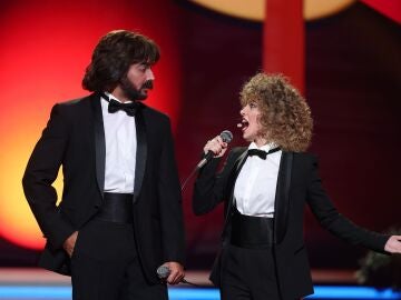 ¡Pelos de punta! Melani y Jorge Fernández se transforman en Pimpinela con ‘Dímelo delante de ella’ 