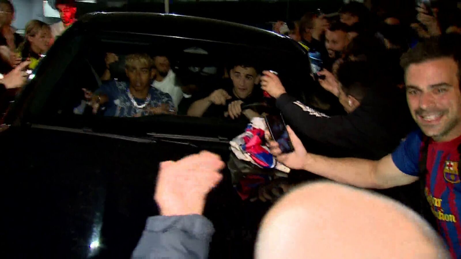 Locura total en Canaletas durante la celebración del título de Liga del Barcelona
