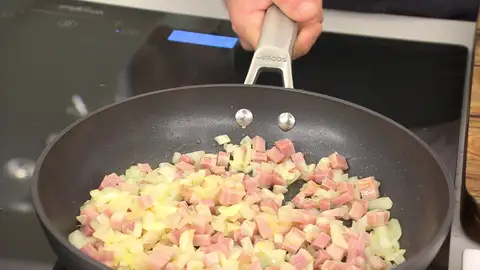 Corta la panceta en daditos, agrégala y cocina los ingredientes Corta la panceta en daditos, agrégala y cocina los ingredientes